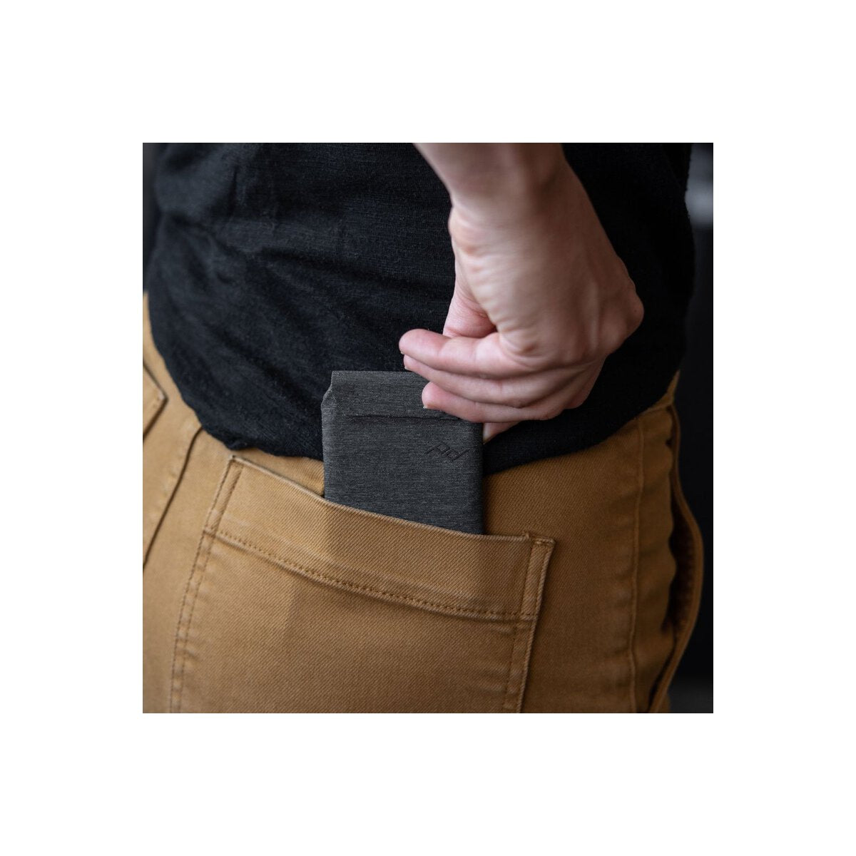 MagSafe peněženka Peak Design Slim Wallet - šedá - iSTYLE CZ