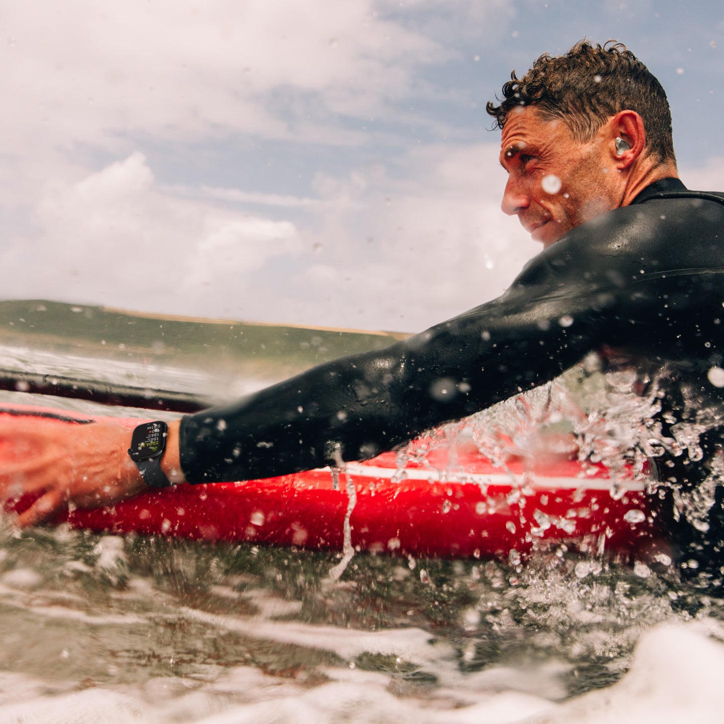 Apple Watch Series 10 GPS + Cellular 42mm přírodní titanové pouzdro se skálově šedým sportovním řemínkem - S/M - iSTYLE CZ