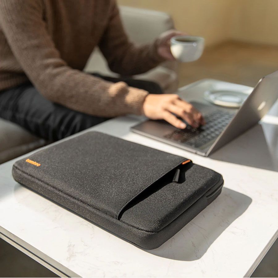 Pouzdro s brašnou pro MacBook 14" tomtoc Sleeve Kit - černé - iSTYLE CZ