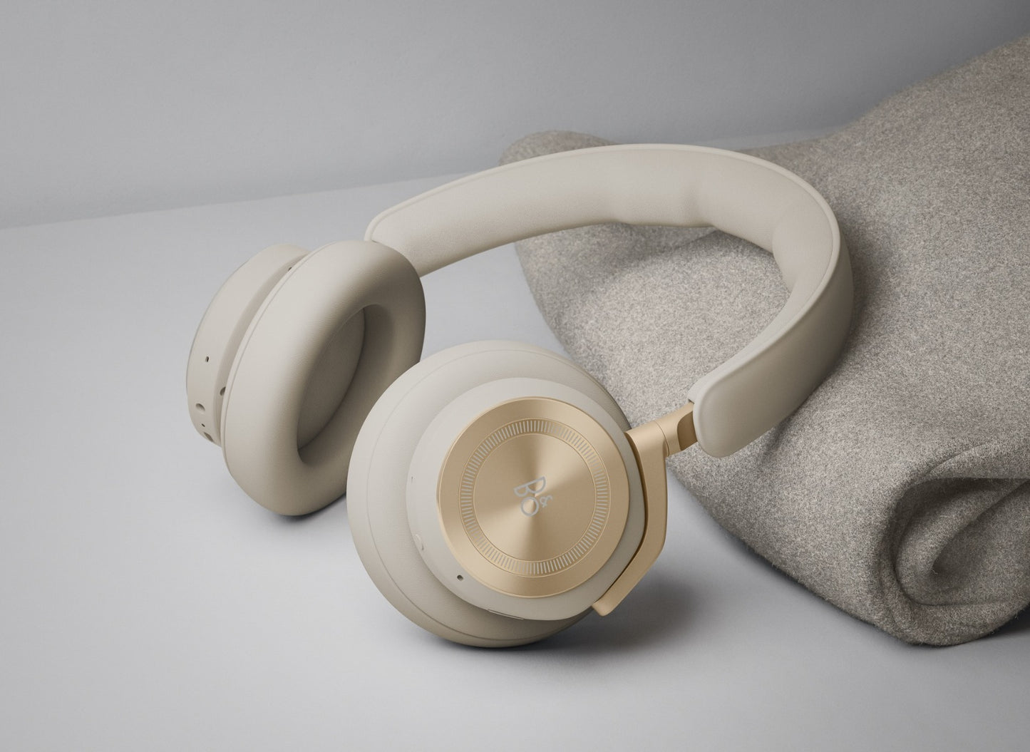 Sluchátka Bang & Olufsen Beoplay HX - zlatá - iSTYLE CZ