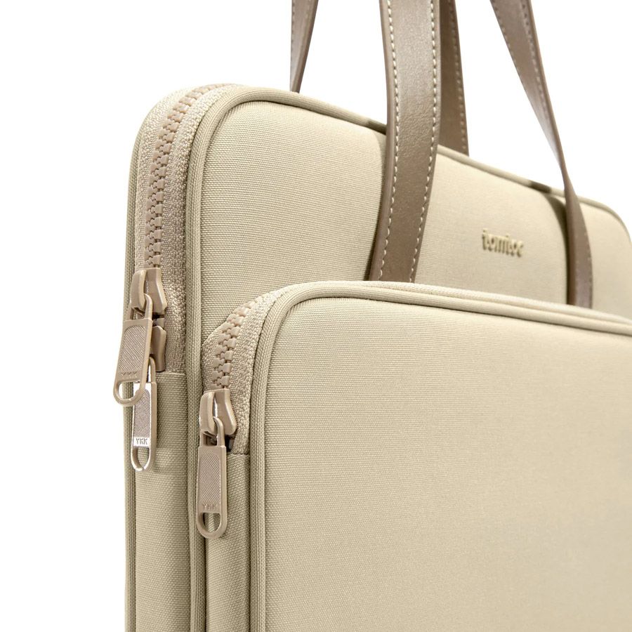 Brašna pro MacBook Pro 14" tomtoc Shoulder Bag - béžová - iSTYLE CZ