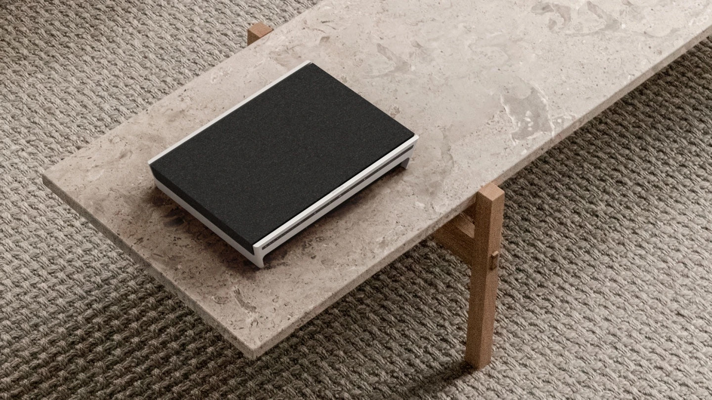 Bezdrátový reproduktor Bang & Olufsen Beosound Level Natural - hliníkový / tmavě šedý - iSTYLE CZ
