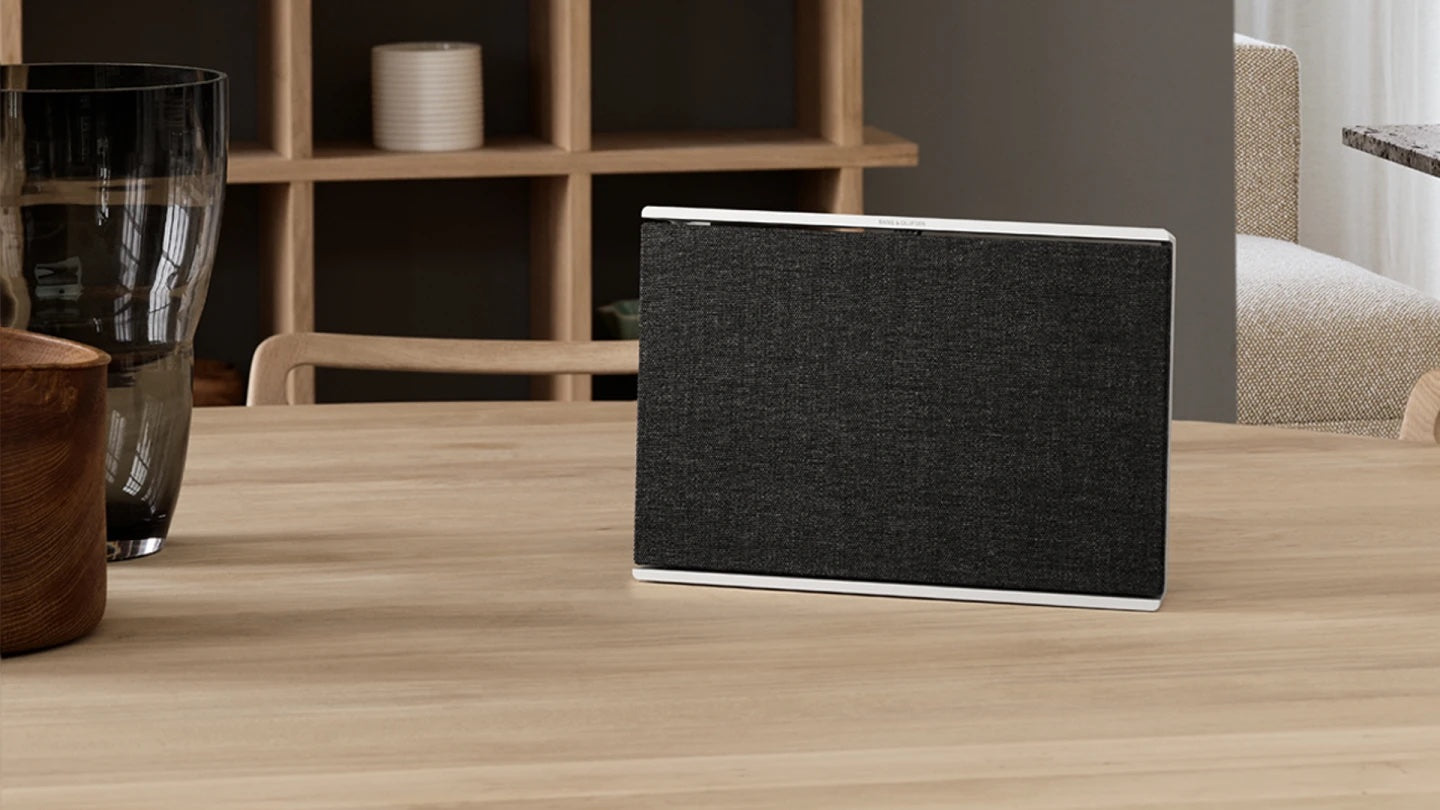 Bezdrátový reproduktor Bang & Olufsen Beosound Level Natural - hliníkový / tmavě šedý - iSTYLE CZ