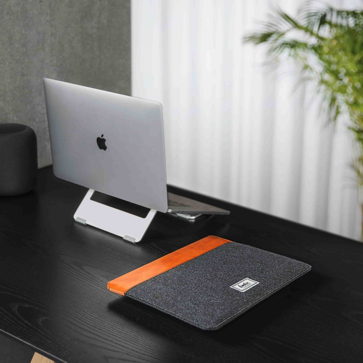 Obal na MacBook Air / Pro 13" tomtoc - šedo hnědý - iSTYLE CZ