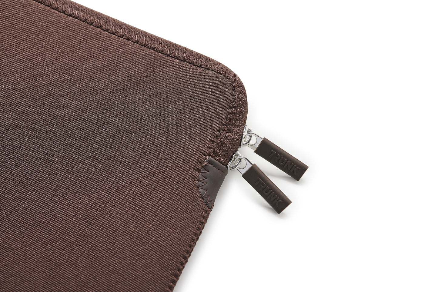 Pouzdro pro MacBook 13" Trunk Neoprene Sleeve - hnědé - iSTYLE CZ
