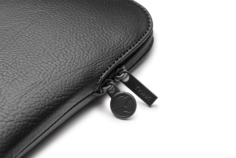 Pouzdro pro MacBook 13" Trunk Apple Peel Sleeve - černé - iSTYLE CZ