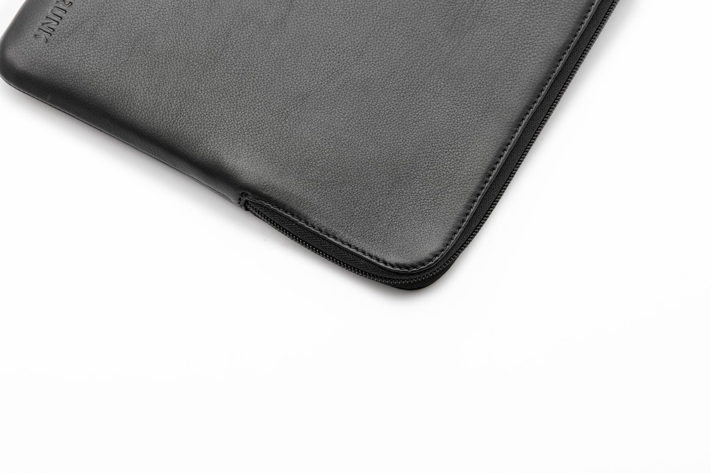 Pouzdro pro MacBook Pro 16" Trunk Leather Sleeve - černé - iSTYLE CZ