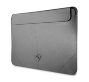 Obal Guess Saffiano Triangle Metal Logo pro MacBook 16" - stříbrný - iSTYLE CZ