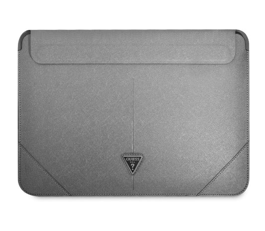 Obal Guess Saffiano Triangle Metal Logo pro MacBook 16" - stříbrný - iSTYLE CZ