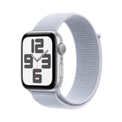 Apple Watch SE GPS 44mm stříbrné hliníkové pouzdro s oblačně modrým provlékacím sportovním řemínkem