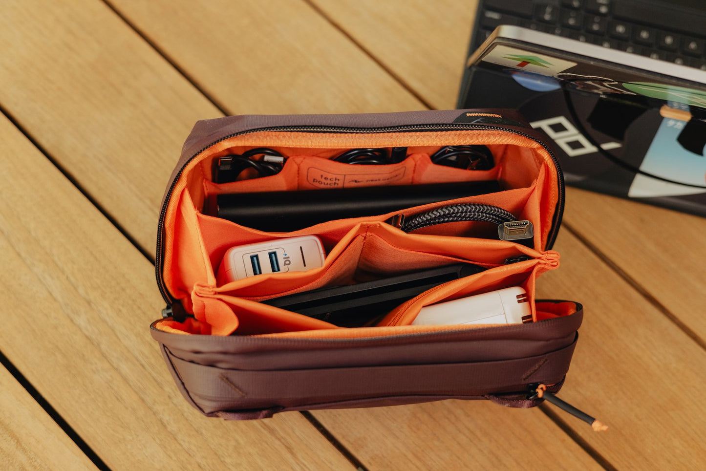 Organizér Peak Design Tech Pouch - švestkový - iSTYLE.cz