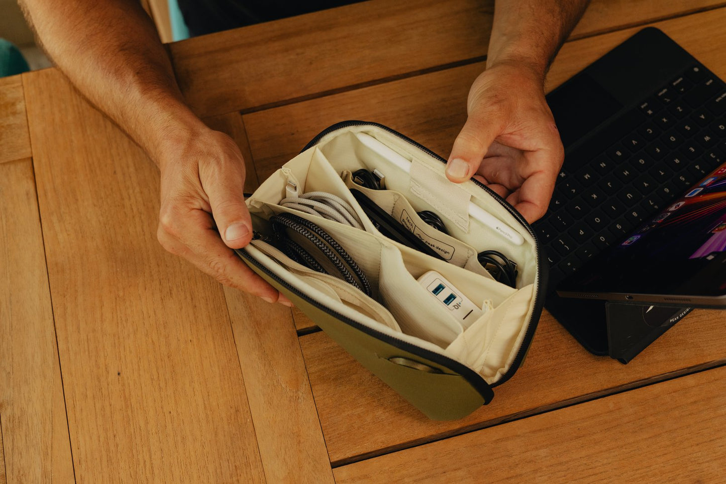 Organizér Peak Design Tech Pouch Small - pískově hnědý