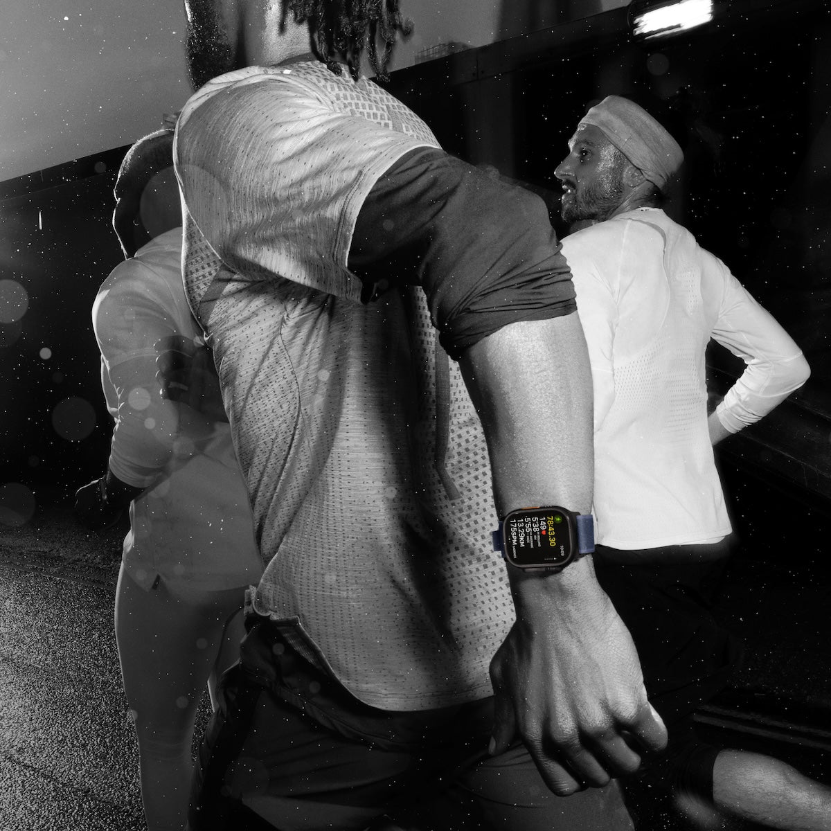 Apple Watch Ultra 2 GPS + Cellular, 49mm černě titanové pouzdro s černě titanovým milánským tahem z titanu - L (otevřený) - iSTYLE CZ