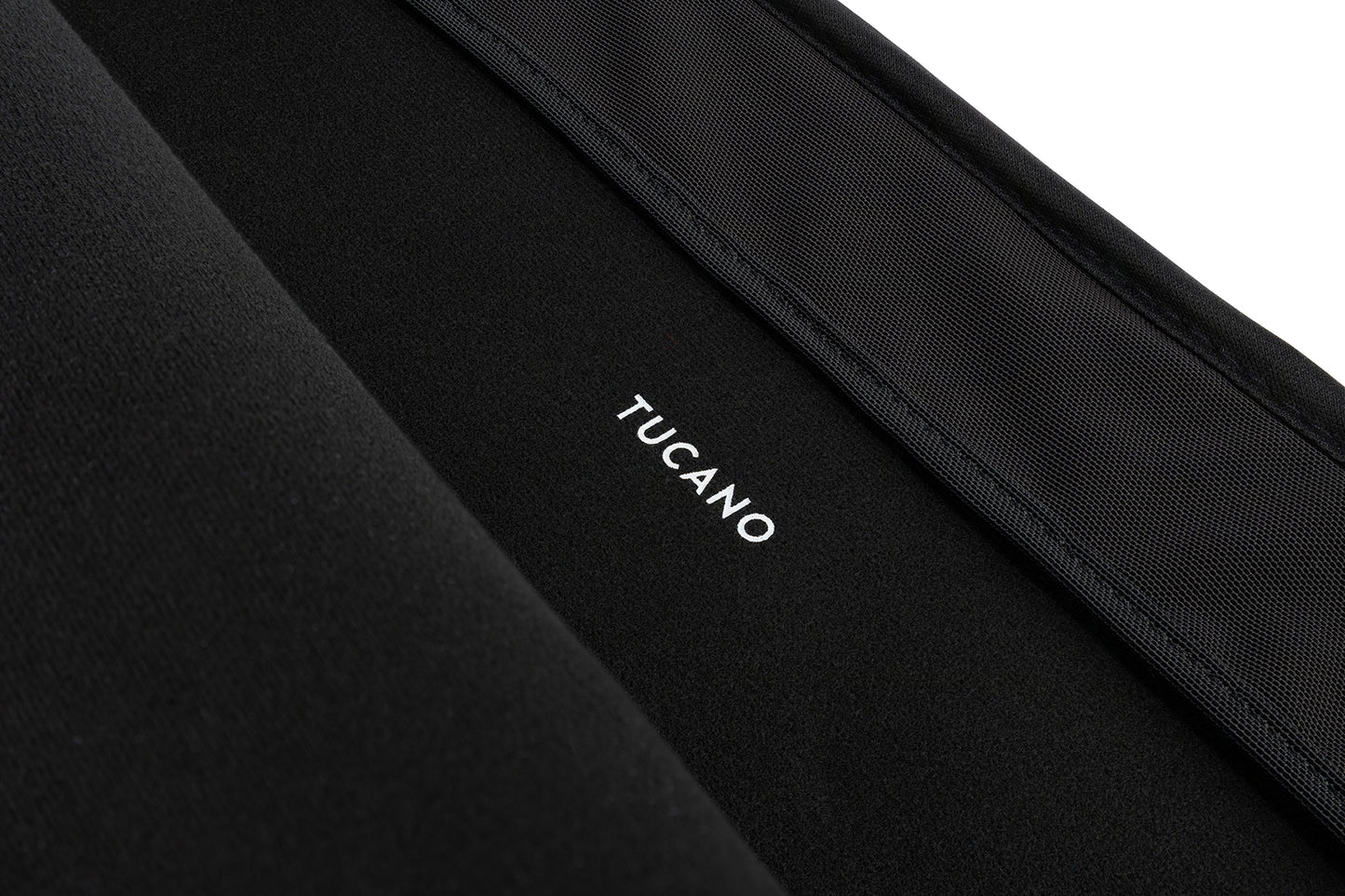 Obal Tucano Velluto na MacBook Pro 16" - černý - iSTYLE CZ