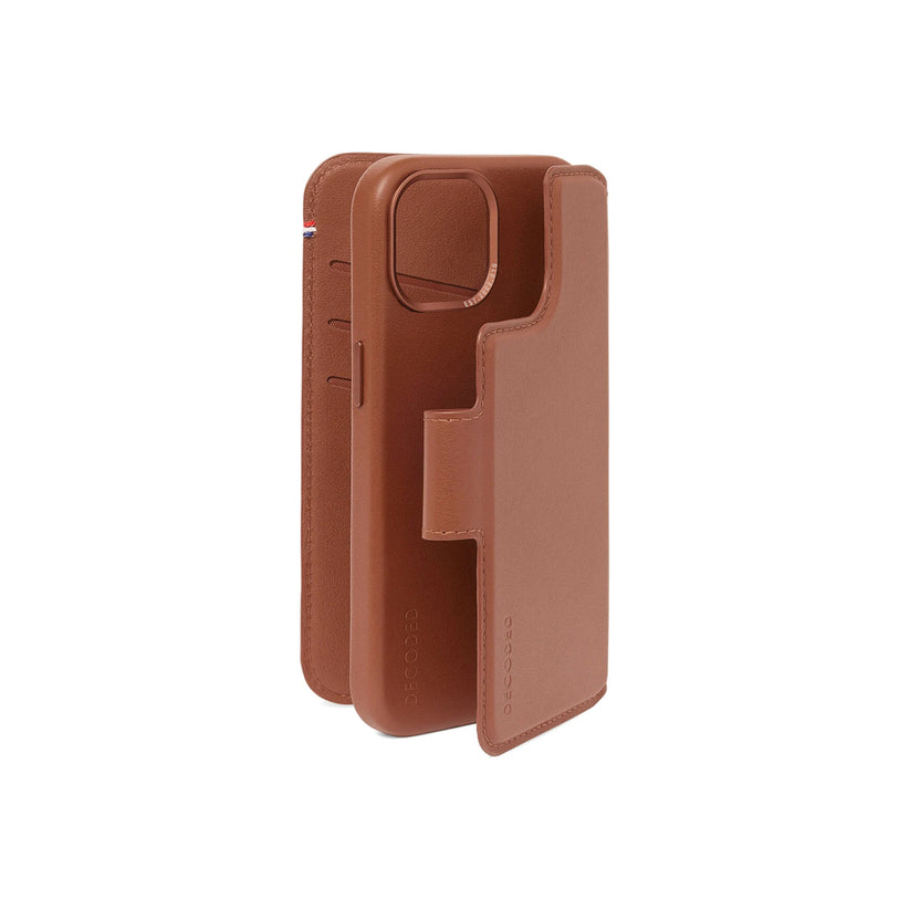 Kožená odnímatelná peněženka Decoded pro iPhone 15 Pro - hnědá - iSTYLE CZ