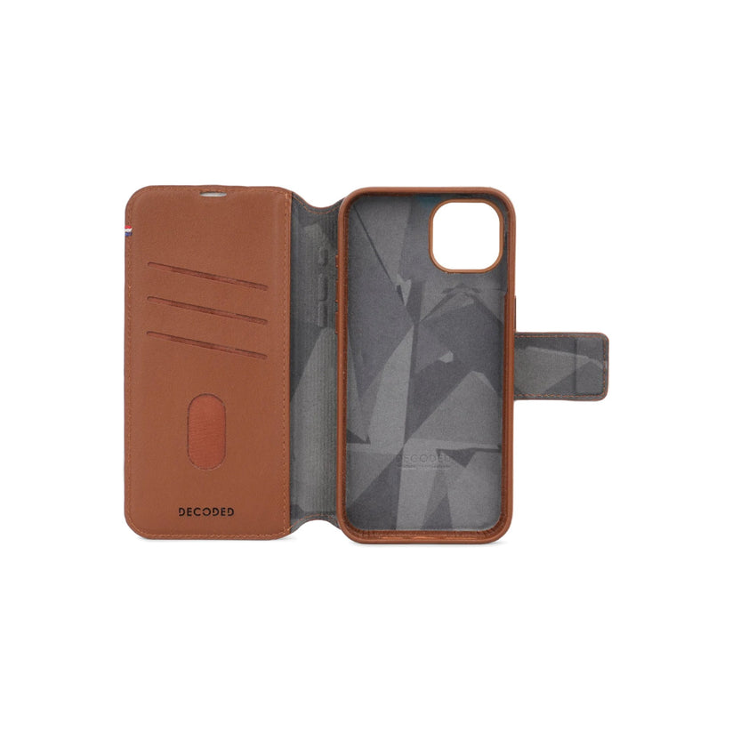 Kožená odnímatelná peněženka Decoded pro iPhone 15 Plus - hnědá - iSTYLE CZ