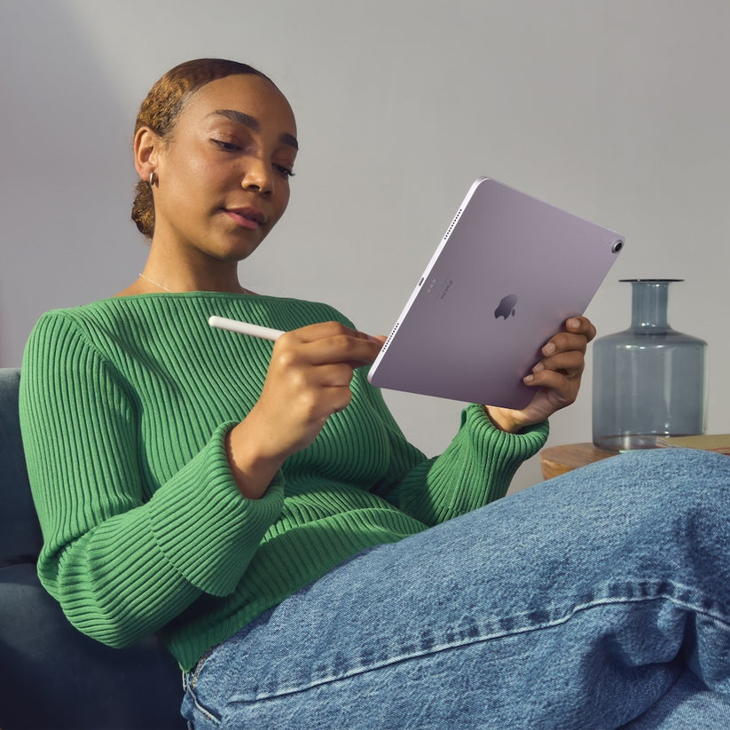 Apple 13palcový iPad Air Wi-Fi + Cellular 128GB - modrý (otevřený)
