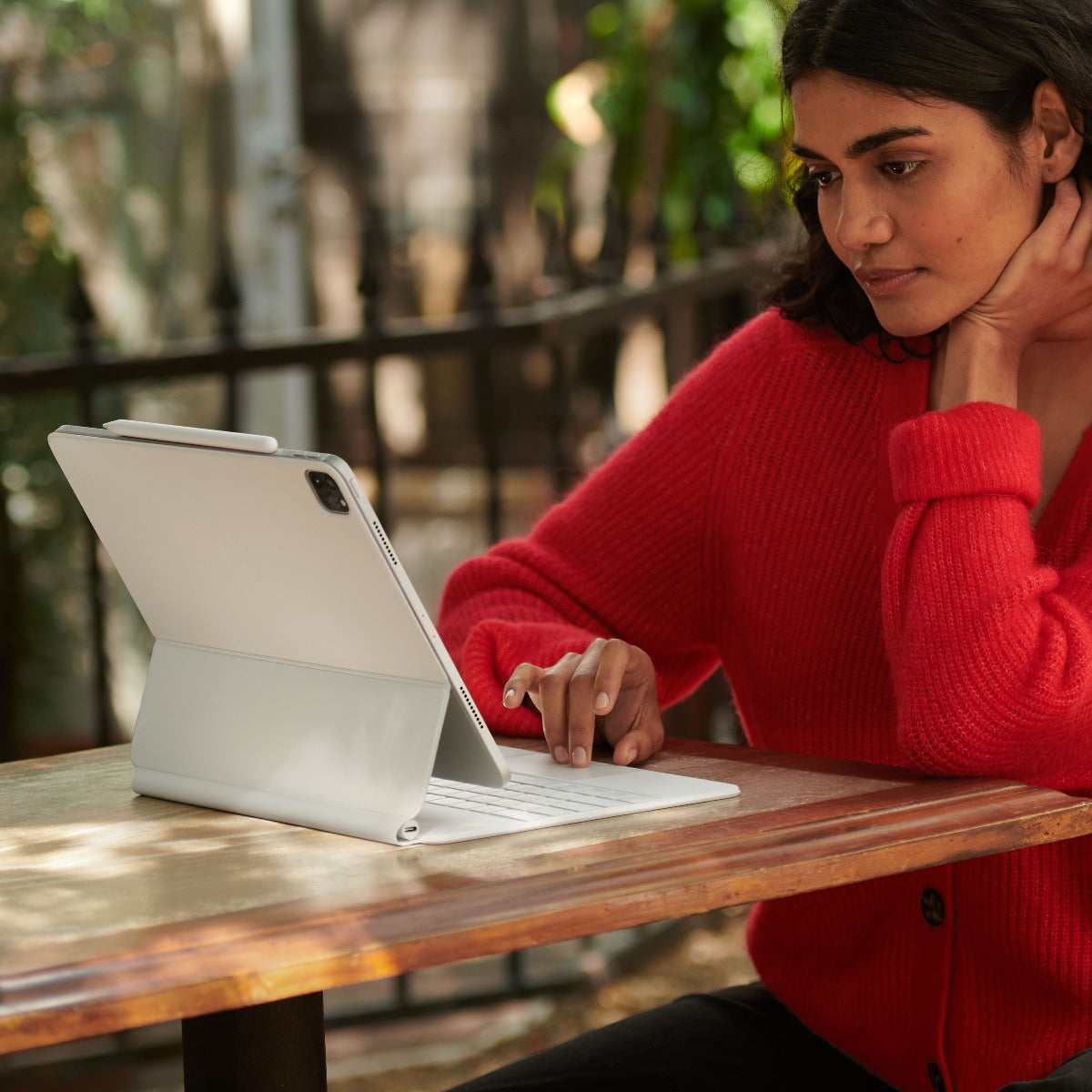 Apple Magic Keyboard k 13palcovému iPadu Air (M2) – český – bílý - iSTYLE CZ