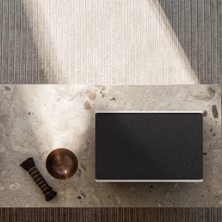 Bezdrátový reproduktor Bang & Olufsen Beosound Level Natural - hliníkový / tmavě šedý - iSTYLE CZ