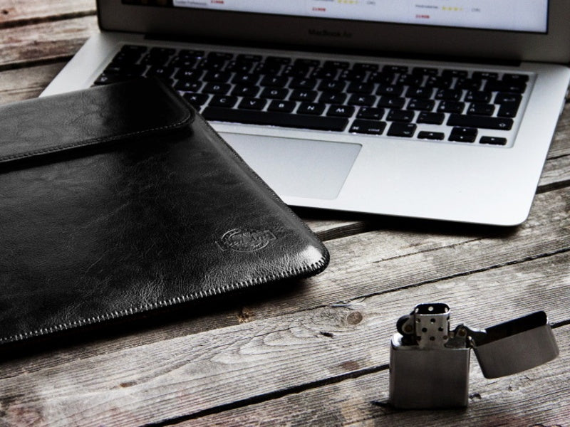 Obal na MacBook Pro 13" M2 Red Ant Whiskey Aroma - černý - iSTYLE CZ