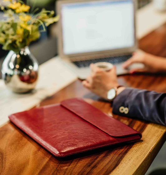 Obal na MacBook Pro 16" Red Ant Whiskey Aroma - červený - iSTYLE CZ