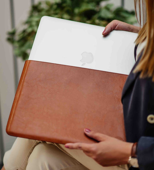 Obal na MacBook Pro 16" Red Ant Whiskey Aroma - světle hnědý - iSTYLE CZ