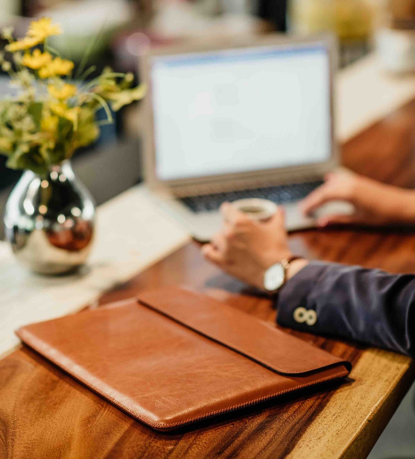 Obal na MacBook Pro 16" Red Ant Whiskey Aroma - světle hnědý - iSTYLE CZ