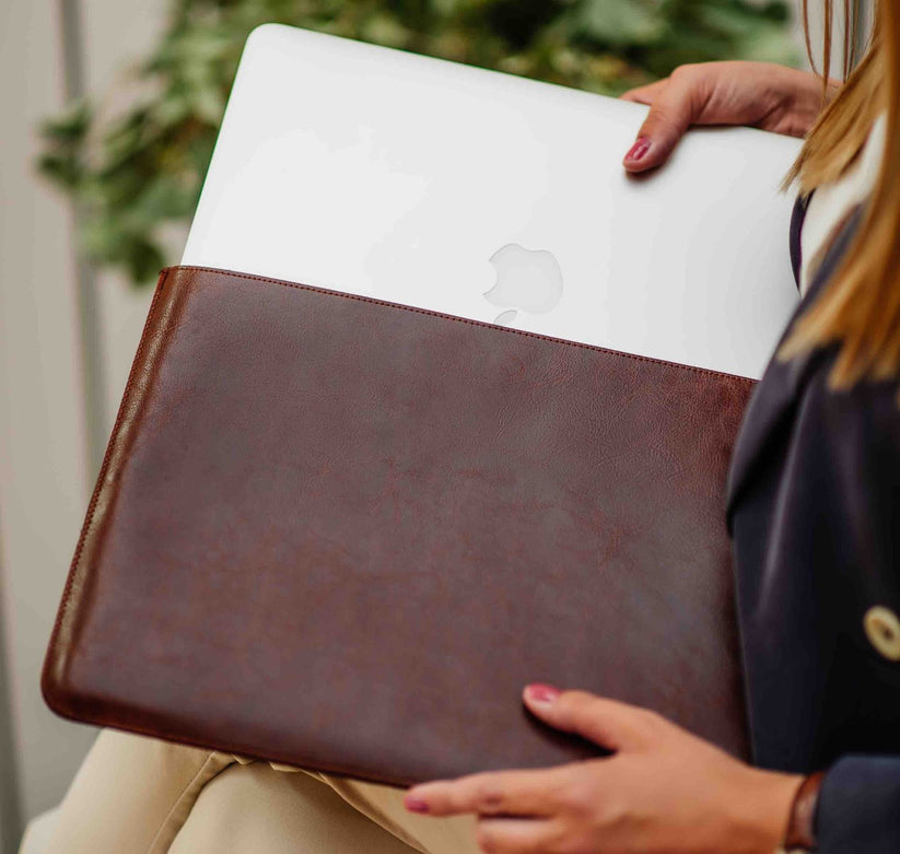 Obal na MacBook Pro 16" Red Ant Whiskey Aroma - hnědý - iSTYLE CZ