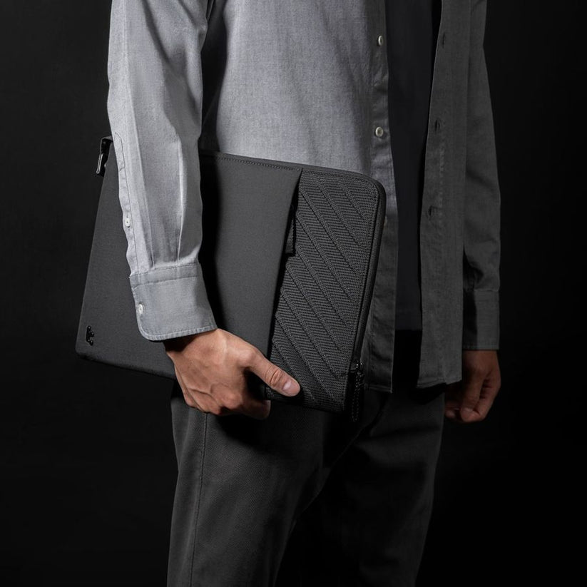 Pouzdro pro MacBook 16" tomtoc Voyage-A16 - černé - iSTYLE CZ