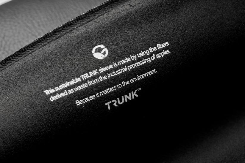 Pouzdro pro MacBook 13" Trunk Apple Peel Sleeve - černé - iSTYLE CZ