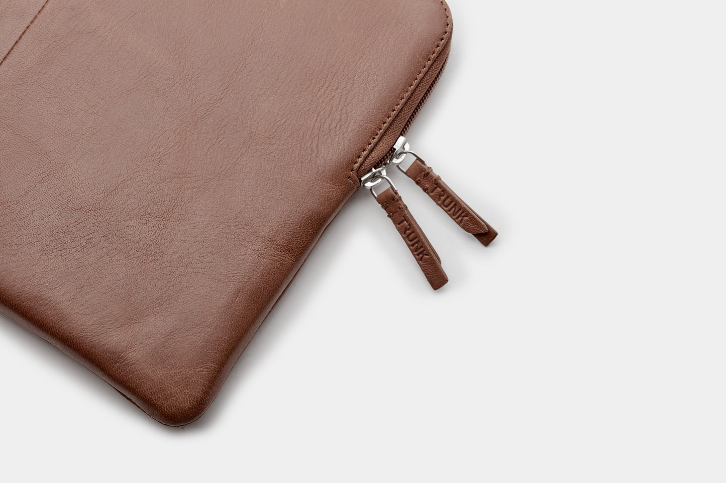 Pouzdro pro MacBook Pro 14" Trunk Leather Sleeve - hnědé - iSTYLE CZ