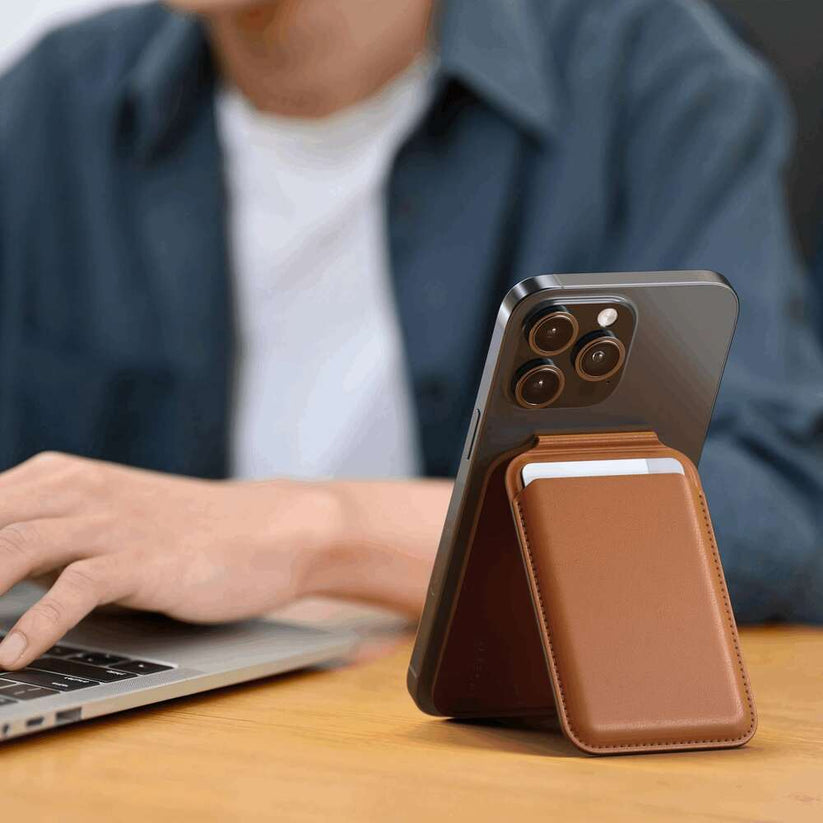 Magnetický stojánek s peněženkou pro iPhone Satechi - hnědý - iSTYLE CZ