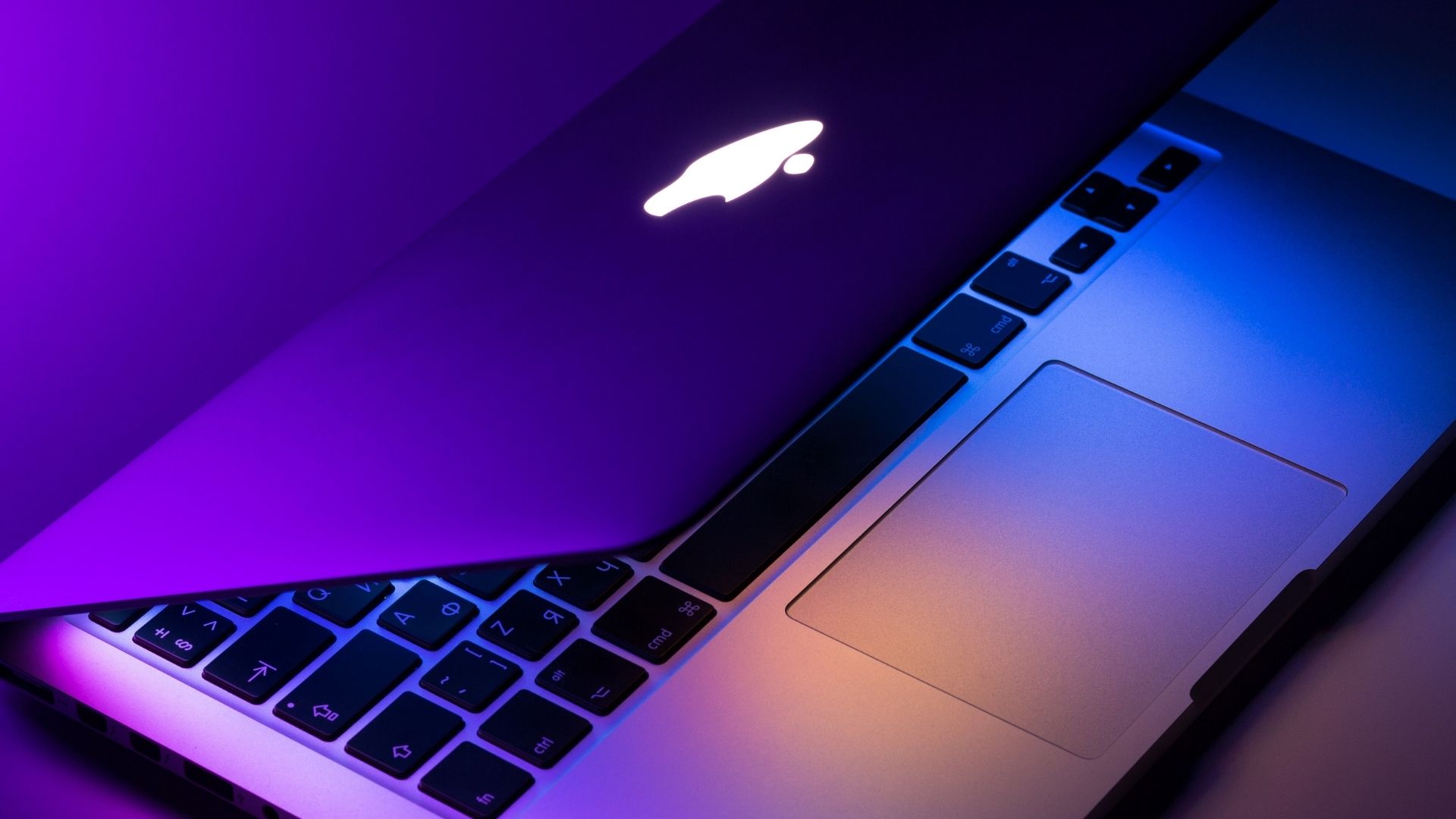 Proč Apple z MacBooků odstranil svítící logo?