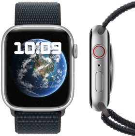Pohled zepředu a z boku na nové, uhlíkově neutrální Apple Watch.