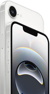 Pohled z boku na iPhone 16e v bílém provedení, pohled z boku, akční tlačítko, tlačítka hlasitosti a zadní Fusion fotoaparát